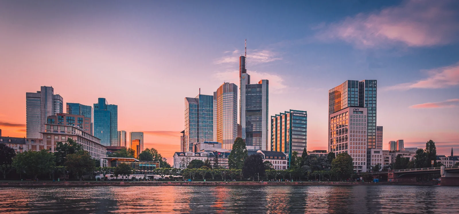 Westhafen Tower und Frankfurter Skyline